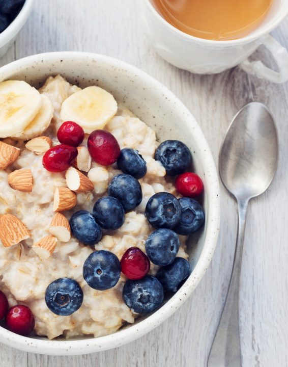 Porridge con banana, mirtilli, mandorle: scopri i benefici