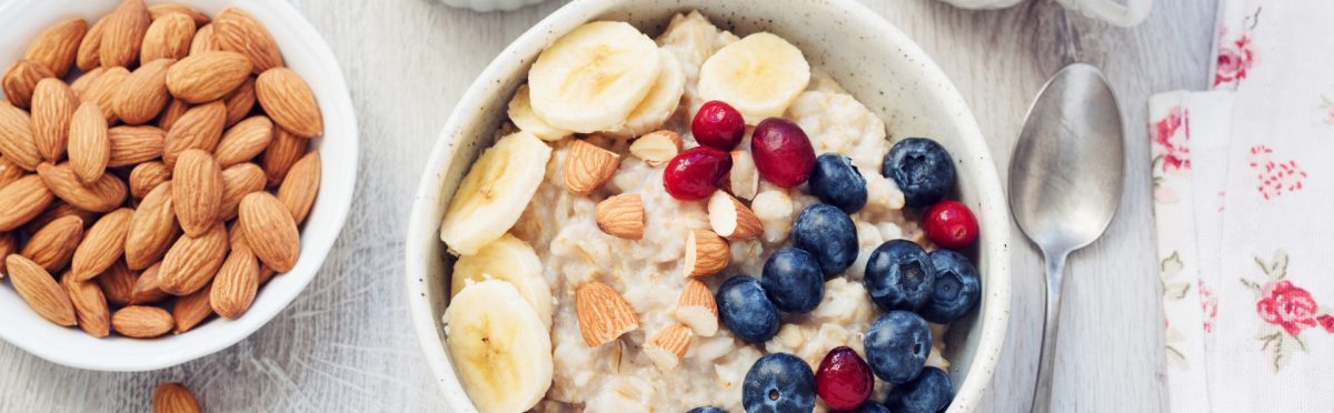 Porridge con banana, mirtilli, mandorle: scopri i benefici