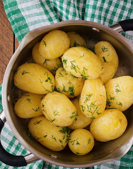 Patate lessate in pentola: quante calorie hanno?