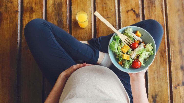 Celiachia e gravidanza: donna incinta mangia insalata senza glutine