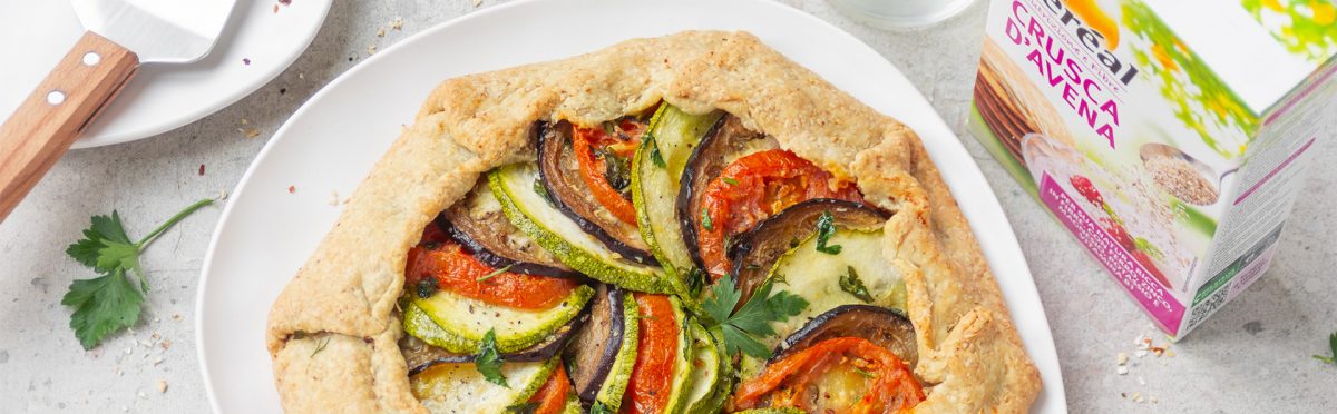 Piatto con torta salata con ratatouille