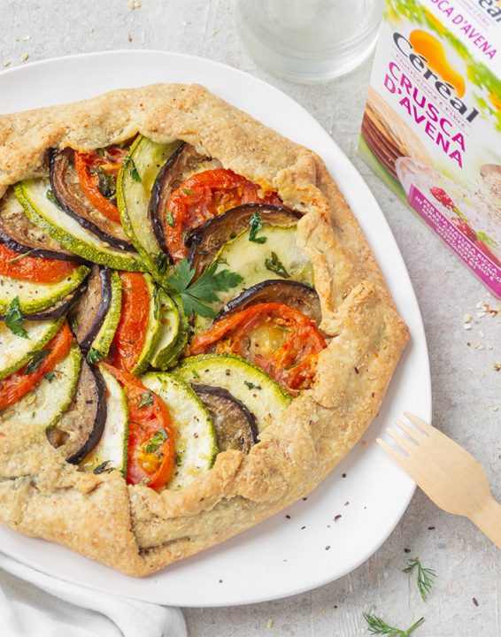 Piatto con torta salata con ratatouille